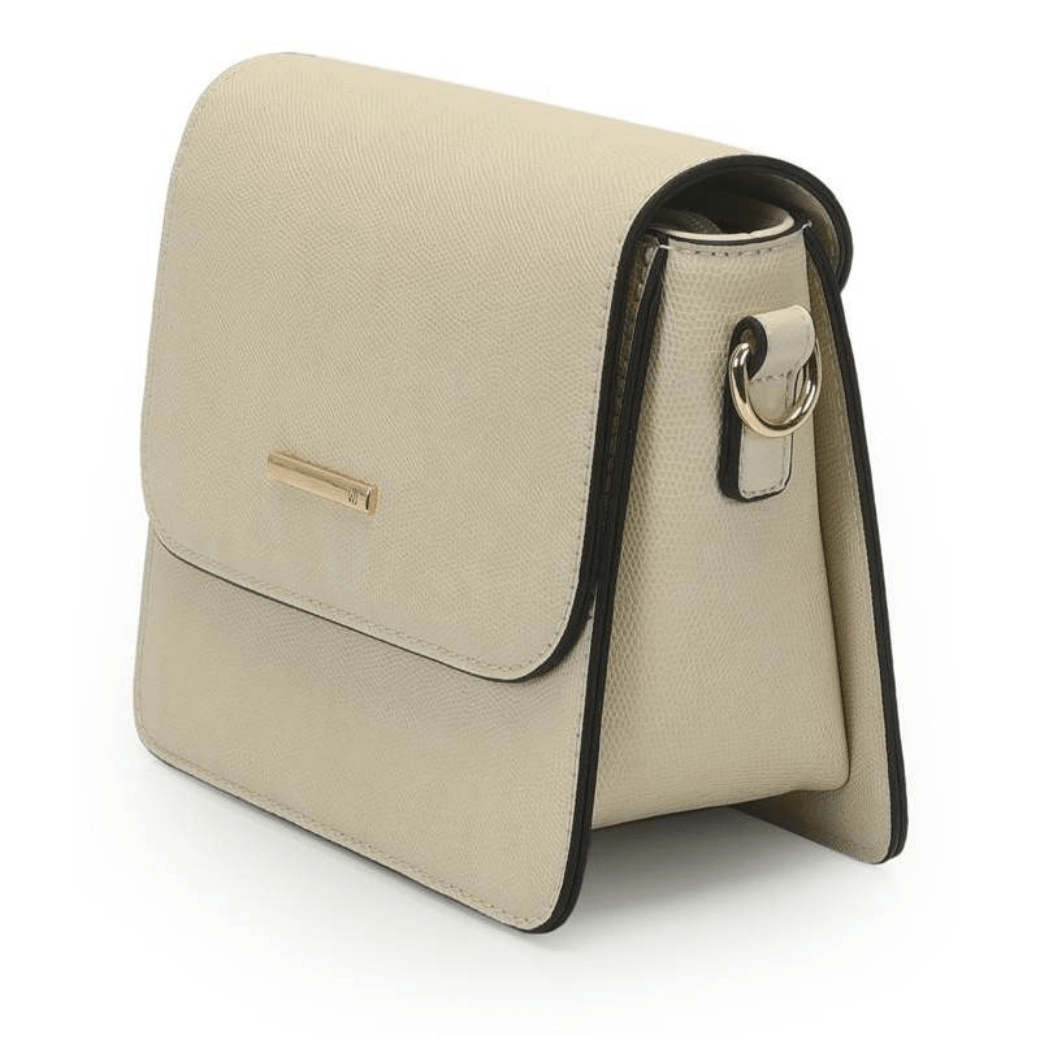 Detalhe lateral da bolsa WJ mostrando argola metálica dourada e acabamento em filete preto